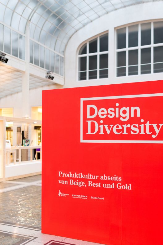 Design Diversity Ausstellungsaufsteller in rot