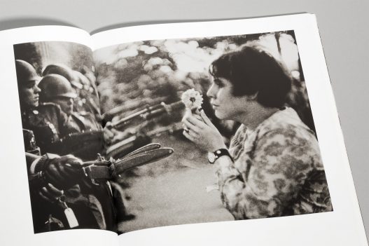 WestLicht Auktion Katalog Bild von Friedensaktivistin