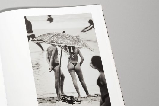 WestLicht Auktion Katalog Bild von Paar am Strand mit Sonnenschirm